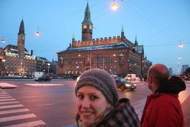 Laura vor dem Kopenhagener Rathaus
